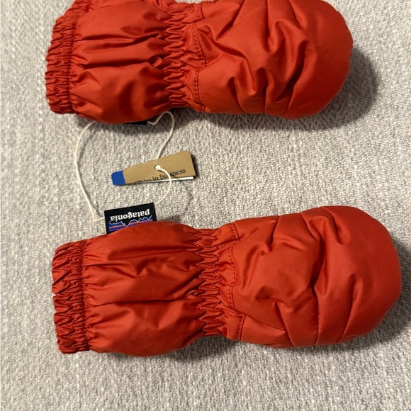 Brand NEW Patagonia baby puff mitts retail $45 - Picture 3 of 3